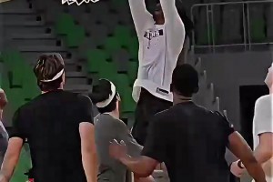 大换血后首次合练！吧友们觉得新赛季湖人能进西部前六吗？